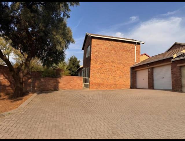 3 BEDROOM SECTIONAL TITLE FOR SALE IN WILGEHEUWEL